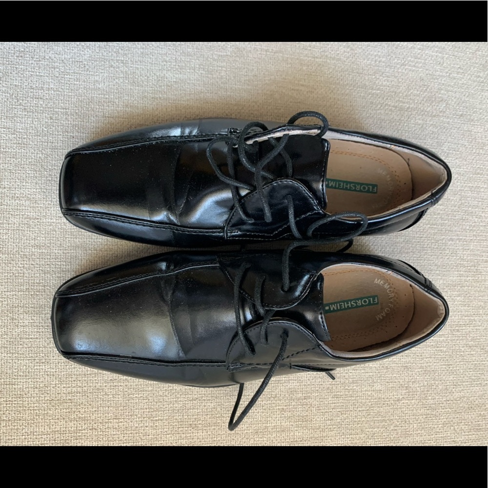Boys size 4m Black leather Florsheim shoes.